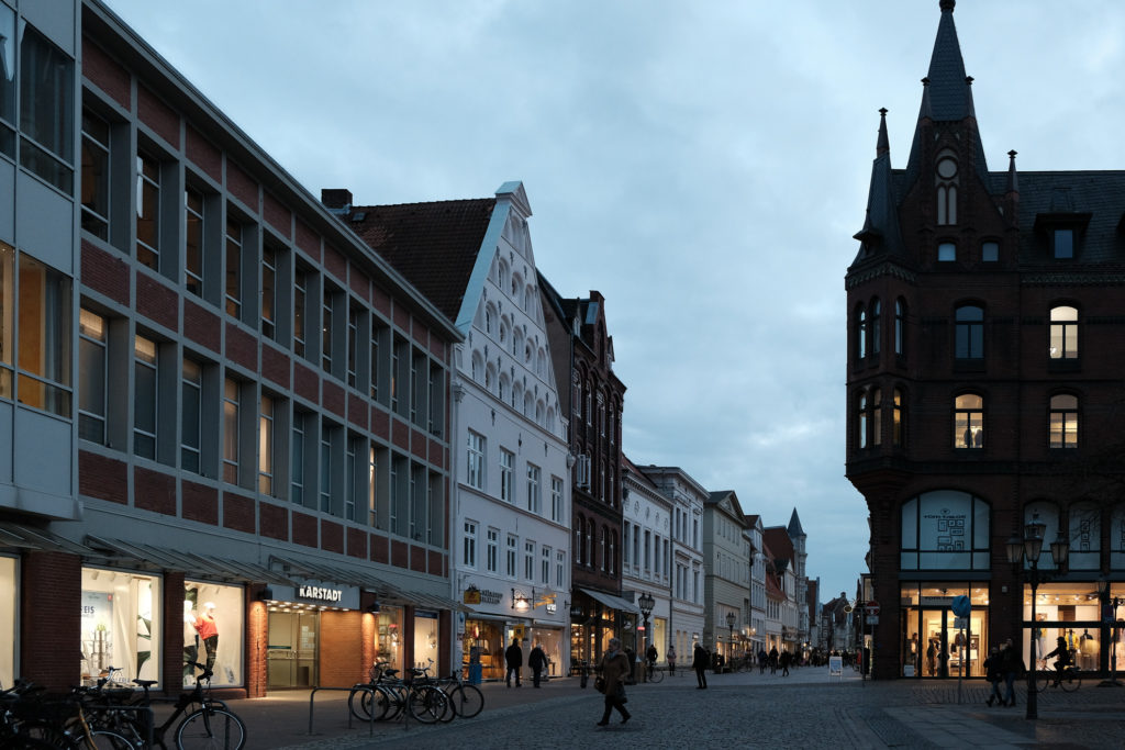 Moderne Geschäfte in historischen Gebäuden