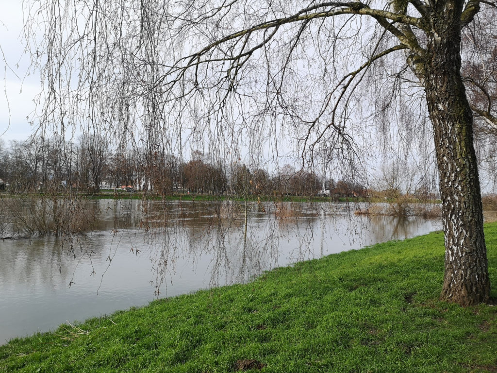 Die Weser direkt am Stellplatz führt ganz schön viel Wasser. Hochwasser.