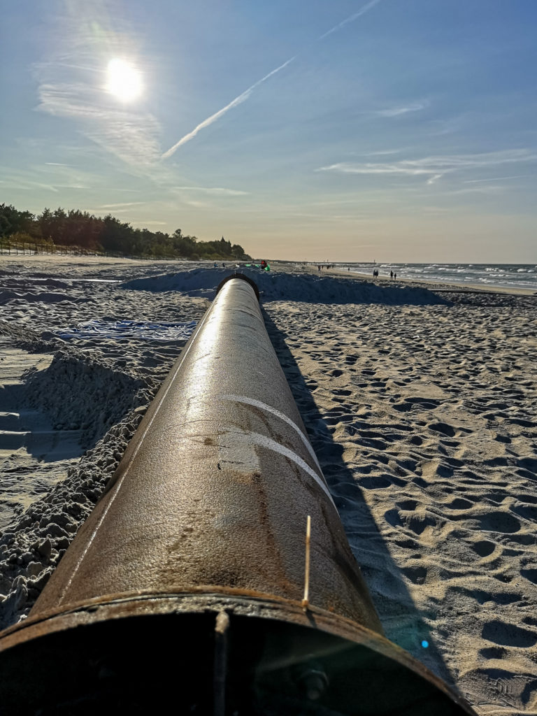 Pipeline am Strand