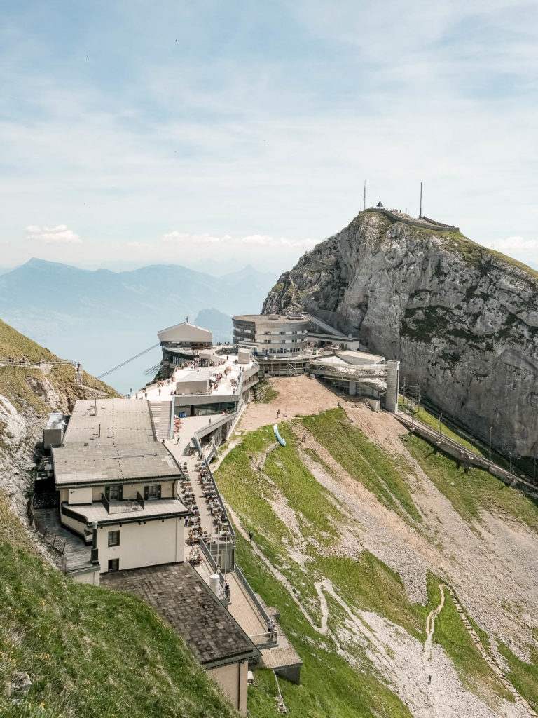 Bergstation mit Hotel, Snackbude und viel Touristenangeboten