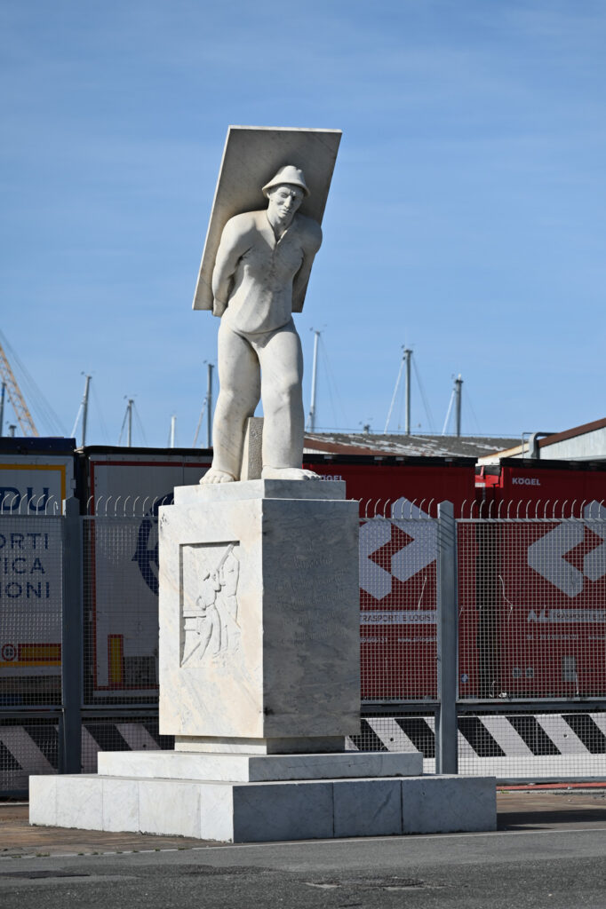 Statue des Arbeiters vor dem Verladedock