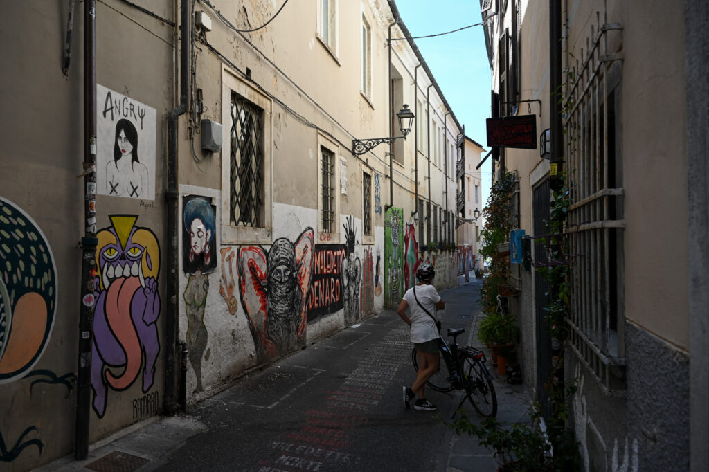 Eine ganze Nebenstraße voller Graffiti