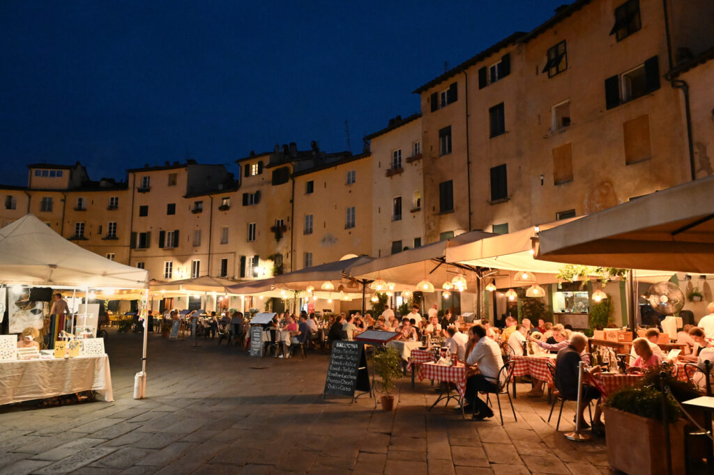 Abendessen auf der Piazza dell'Anfiteatro