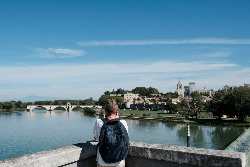 Das Panorama gilt es gleich zu erkunden - Links die "Pont d'Avignon", rechts der Papstpalast